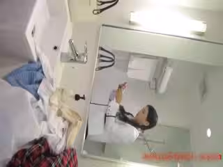 假星探騙了一名無知少女，讓她在鏡頭前自慰，白虎喔