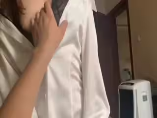 剛睡醒就騎在我身上了