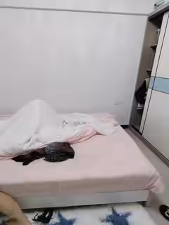 乖乖的騷妹子要降火，讓小哥親著小嘴揉奶摳逼，扒光了69口交浪叫不斷，讓小哥床上床下扛腿爆草蹂躪精彩刺激第01集