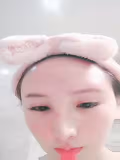 膚白嬌小模特身材的妹子，露臉全裸衛生間洗澡三點全粉，特寫小粉穴第03集