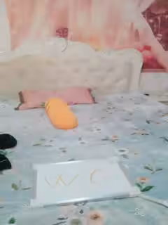 童顏大奶極品微胖女神，露臉高顏值床上的性感尤物精彩誘惑，陪狼友互動撩騷揉捏騷奶子，掰開逼逼看小洞洞第02集