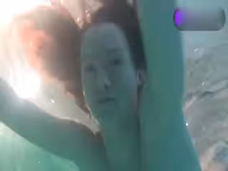 -koujiao-實拍性感小美女在泳池裸泳