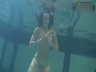 -juru-豐滿小美女泳池內全裸花樣游泳