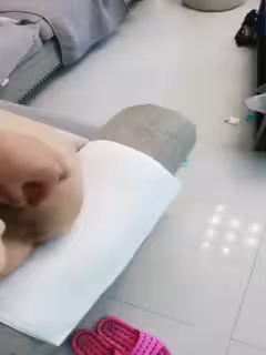 客廳的淫亂，雙女群戰被操的語無倫次，女上位換個姿勢享受場面淫亂第04集