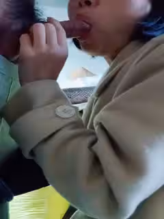 短髮露臉風騷少婦跟小哥下象棋，輸了脫衣服的，邊下邊玩奶頭子給小哥口交大雞巴，衣服都沒脫完就草上了真騷第01集