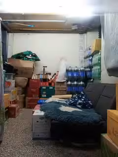 超市的風騷老闆娘在顧客挑選貨物的時候跟小哥在後面加班啪啪給狼友看，露臉絲襪高跟讓小哥舔逼各種抽插爆草第01集