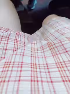 迷人的財務姐姐露臉在辦公室上著班發騷，外面還有辦公室主任，真空碎花裙，逼里塞著跳蛋抽插還把自己搞尿了第04集
