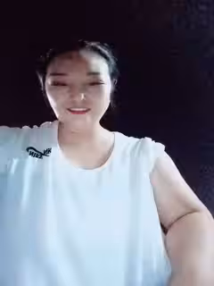 戶外群戰騷逼少婦，全程露臉大廣場真空裝，逼里塞著跳蛋玩弄大黑牛，讓小哥吃奶玩逼，後入爆草大騷屁股刺激第02集