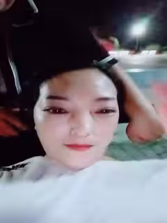 戶外群戰騷逼少婦，全程露臉大廣場真空裝，逼里塞著跳蛋玩弄大黑牛，讓小哥吃奶玩逼，後入爆草大騷屁股刺激第04集