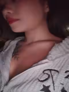 颜值不错的美女主播露脸户外小河边勾搭钓鱼的小哥激情啪啪，让小哥吃奶玩操口交大鸡巴，无套抽插射她小嘴里第01集