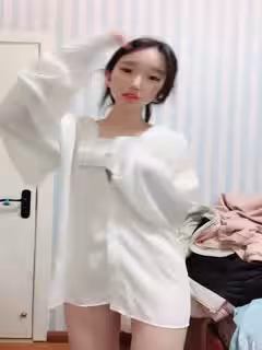 顏值美少女偷偷躲在臥室中一個人直播自慰，全裸自慰極品大蝴蝶操陰唇很厚，裡面很粉第01集