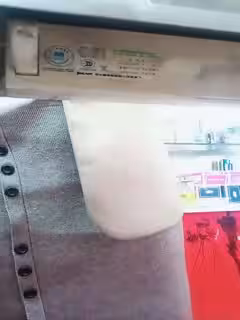 悶騷的超市老闆娘露臉看著店發騷，招呼走顧客就跟狼友互動，漏出騷奶子給狼友看，穿著情趣絲襪好誘惑真騷第02集