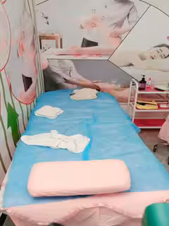 美女強制高潮，揉奶玩逼舔雞巴舔蛋蛋，大雞巴直接在按摩床上快速抽插，呻吟可射，讓小哥射了一逼中出好刺激第01集