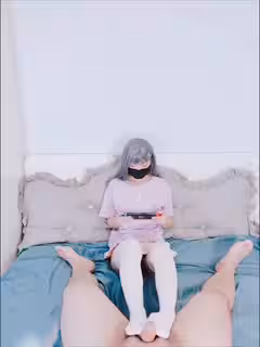 重金購得逼逼超粉嫩的抖音萌妹子（白襪襪格羅丫）裸舞與粉絲乳交