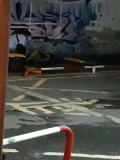 最新門事件帶著行李箱的遊客被個衣著性感的小姐帶到路邊停車位旁