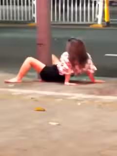 美女喝多了大庭廣眾之下操大樹