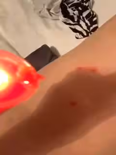 騷貨插著按摩器還要我滴蠟給她