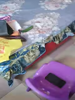 居家小少婦在家跟小哥啪啪，讓小哥拿長茄子小黃瓜抽插玩弄騷穴，口交大雞巴無套抽插，直接內射騷穴給狼友看第03集