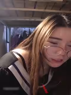 女大学生趁同学上课开直播大秀