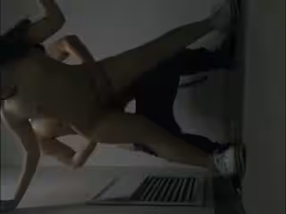 【偷拍】色膽包天猥瑣四眼仔大白天樓道里脫光苗條美腿性感小女友