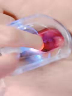 灌腸爆菊小乳夾，淫蕩人妻各種誘惑狼友，大粗道具抽插菊花看著好暴力刺激，擴陰器撐開騷穴看子宮，特寫尿尿第03集
