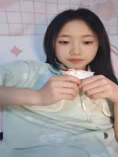 頂點--清純校園女神，家中下海❤️，晚自習回來悄悄直播賺生活費，吃著零食和哥哥們賣萌，脫褲子揉逼逼發騷！第05集