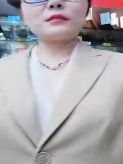 超市老闆娘深夜發騷，真空上陣跟狼友互動撩騷聽指揮，漏奶子還不夠還要看逼逼，脫光了用啤酒瓶子插穴真刺激第01集
