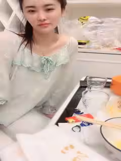 顏值妹子三杯酒下肚，吃吃喝喝就開始脫光光隨意玩弄，後入白嫩大屁股洗澡全過程第02集