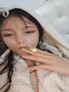 00後嫩妹夕夕❤️：你快射了，我也快高潮啦，你射啦？你內射了，你過分了呀，你射的真是噁心死了，流出來啦，煩死了你又射裡面！第04集