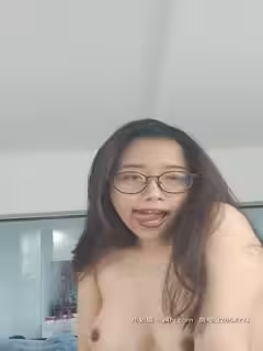 云云小尤物全程露臉小騷牌，黑絲齊逼小短裙誘惑，帶個眼鏡真騷揉內騷奶子撅著屁股自慰騷逼給狼友看精彩刺激第01集