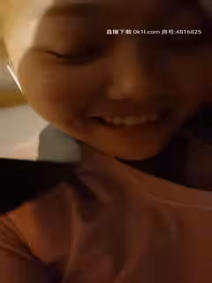 在校學生宿舍里偷偷的玩直播，還有同學在屋裡不敢大聲說話，被窩裡揉奶子給狼友看撩騷狼友，年輕就是刺激第01集