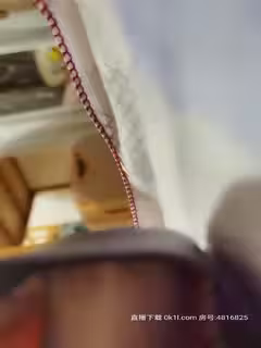 在校學生宿舍里偷偷的玩直播，還有同學在屋裡不敢大聲說話，被窩裡揉奶子給狼友看撩騷狼友，年輕就是刺激第02集