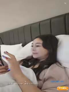 鄭州阿姨~性感風騷【千年的狐狸】酒店寂寞的夜晚唯有自慰，裸聊勾引小伙子們來干她，跟網友們講解女人高潮的反應，風韻呀！第04集