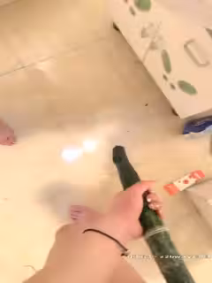 旺仔牛逼糖挺嫩兩個苗條萌妹玉米黃瓜自慰，浴室全裸洗澡互摸黃瓜玉米互插扣逼第02集