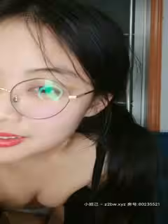 迷人的小少婦每周一啪，讓大哥揉著奶子脫了胸罩露臉口口大雞巴，讓大哥帶上套子各種抽插後入直接干射叫聲騷第01集