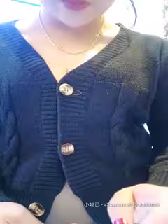 美容養生會所騷逼女技師給顧客做按摩身體服務偷怕真騷，漏著奶子給客服按摩給狼友看客戶的大奶子自慰騷逼第01集