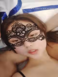 大哥的優樂美，看著顏值不錯奶子大又挺騷逼水又多，口口大雞巴讓大哥床上干到床下還自慰呻吟，陪狼友撩騷第06集