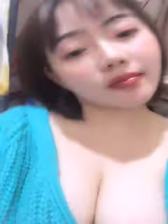 很卡哇伊的水靈靈眼睛巨乳小美女，聲音甜甜的，漏出兩隻酥酥的大白兔，兩隻肥嘟嘟的手揉奶自慰小淫穴，木耳厚厚滴！第03集