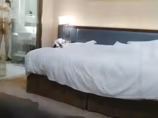 中年眼鏡男賓館約操師範院校水嫩性感的大二美女啪啪,從床上干到地下,抱起來狠狠干第01集