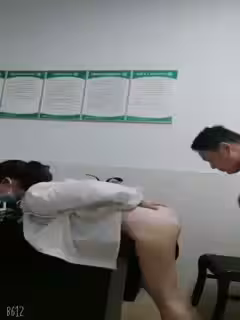 小護士被醫生雞巴蹭得逼穴好癢，我要我要快點進去，啊好爽，聽聲音好甜的一個女生