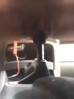 女士開手動檔的車，是有好處的，大白天就饑渴，小騷逼速度來回自動槓，很久沒愛愛
