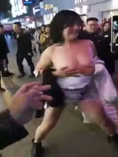 燈紅酒綠的商業街下驚現一女孩露出揉奶，展現美麗的肌膚乳房，還伸手去逼里