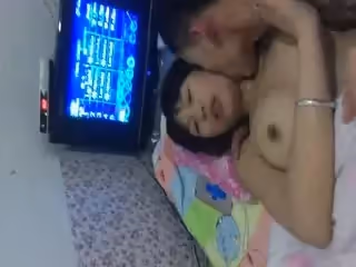 小夫妻出租房內自拍，被窩裡又親又揉，國語對白
