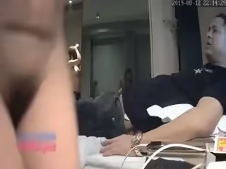 兩位中年商界大老闆老淫棍酒店叫了2波援交妹第1次叫了三個第2次叫了2個一個比一個騷浪賤早晚得精盡人亡第01集