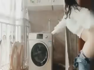 精品亂亂-魔鬼身材美女表姐穿著緊身牛仔褲陽台洗衣服時被表弟趁機解開褲子強幹,激烈反抗最終被內射,全程國語!第01集