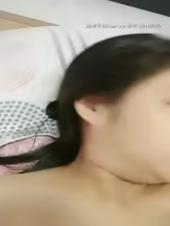 年輕的小孕婦又來了，全程露臉早上起來給狼友看看尿尿，把逼逼洗乾淨看特寫，被渣男玩弄淫水流出不要錯過第03集