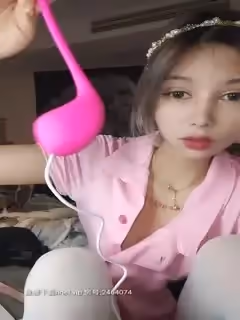 短髮高顏值甜美妹子道具自慰誘惑，換上情趣裝白絲跳蛋塞逼假屌抽插，掰穴特寫出白漿非常誘人第03集