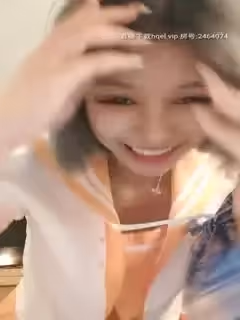 短髮長相甜美大眼萌妹子情趣裝短裙誘惑，浴室濕身洗澡近距離特寫振動棒摩擦，掰穴特寫抽插非常誘人第02集