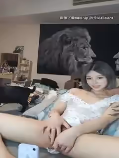 短发长相甜美萌妹情趣手铐道具自慰，手指扣弄跳蛋塞入假屌骑坐掰穴尿尿，大黑牛震动近距离特写第04集