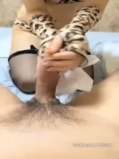 豹紋內衣雙女玩女同情趣內褲網襪舌吻互舔，滴蠟再給炮友口口舔菊，近距離特寫女女舔舔非常誘人第03集